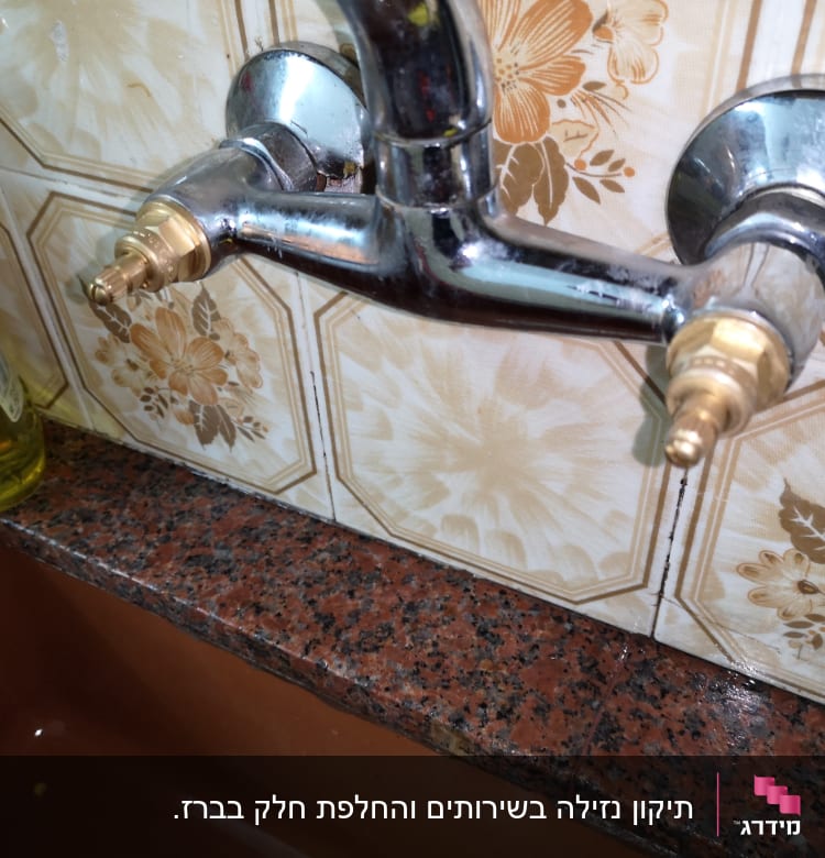 ברז מטבח עם חיבורים חשופים על קיר קרמיקה